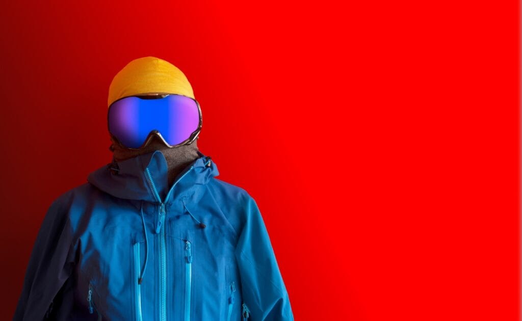Protecție suplimentară pe pârtie, de ce contează la geaca de ski geacă de ski albastră cu protecție suplimentară și accesorii pentru schi în condiții extreme