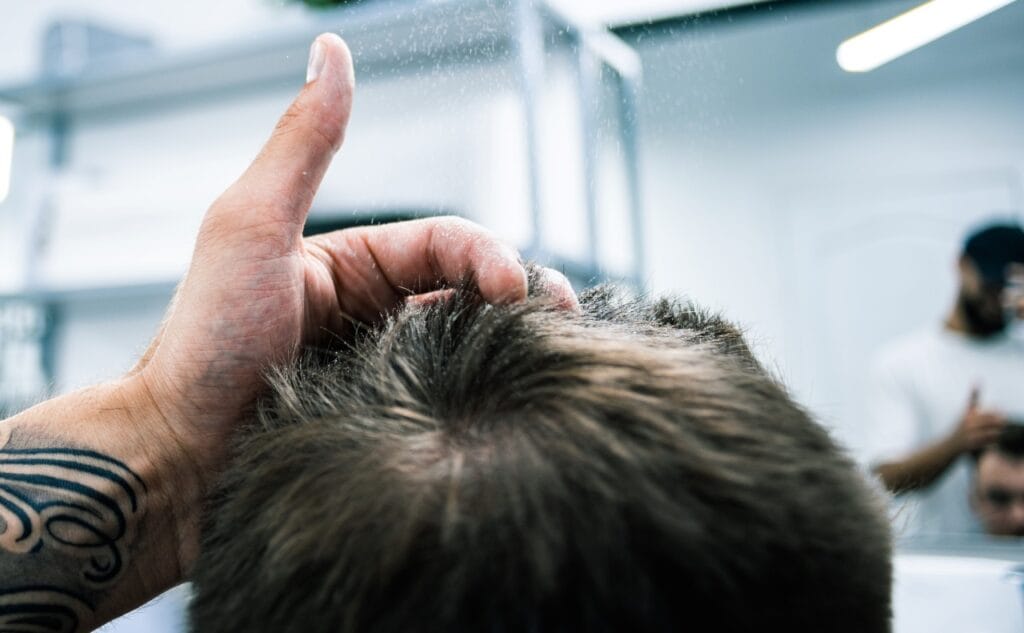 Aplicarea corectă a pudrei de volum pentru păr sănătos hairstylist aplicând pudră de volum pentru păr sănătos și voluminos