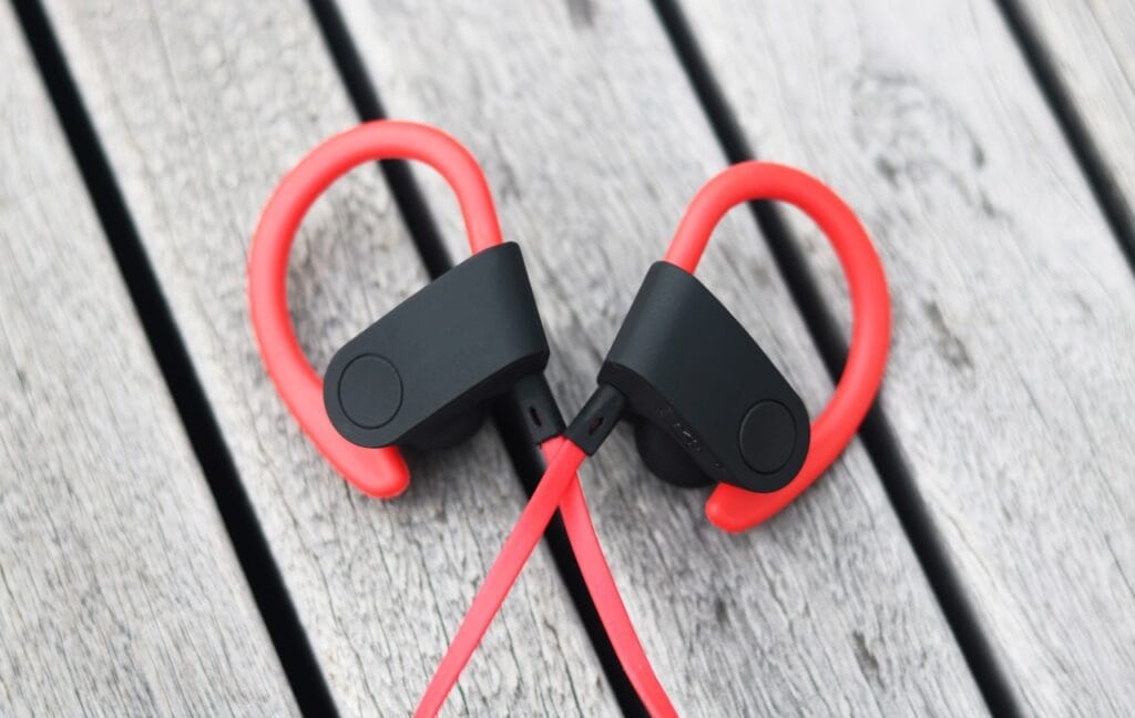 Butoane fizice la căștile sport: control rapid în orice situație căști sport cu fir scurt și butoane fizice pentru control rapid în timpul alergării