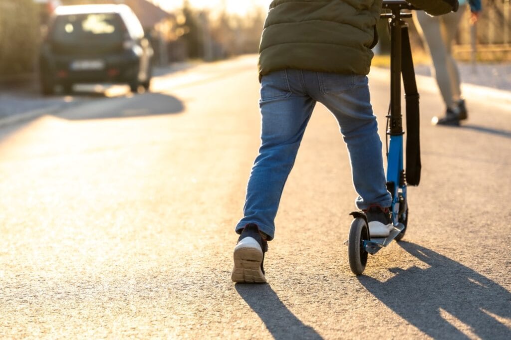 blugi eco-friendly pentru copii în acțiune, materiale sustenabile