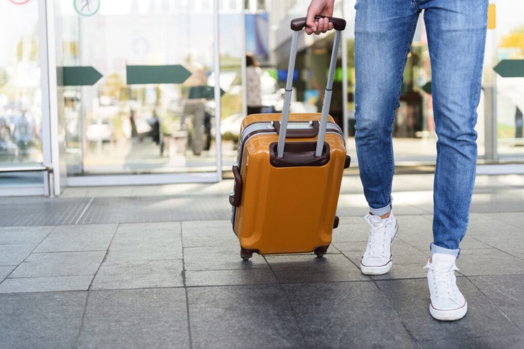 Călător cu troler modern, pregătit de plecare troler de cabină modern cu mâner telescopic ergonomic folosit la aeroport