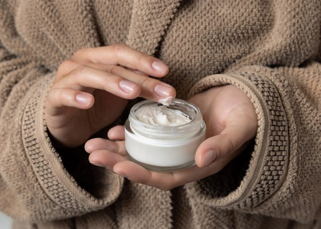 Aplicare cremă cu SPF pentru ten sensibil aplicare cremă de față cu SPF pentru ten sensibil, protecție solară blândă