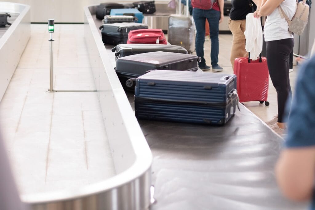 trolere de cală pe banda de bagaje la aeroport, alegerea dimensiunii potrivite pentru călătorii