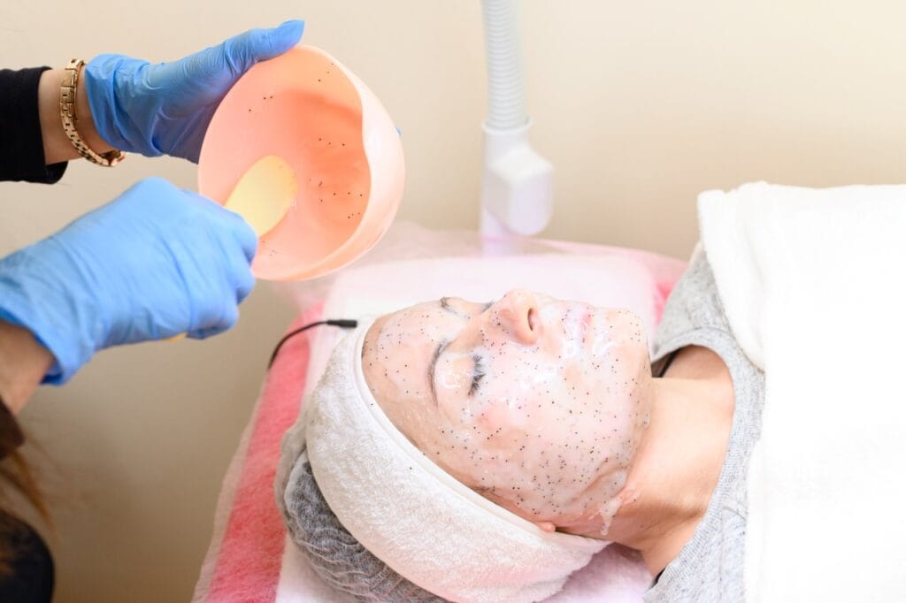 mască facială cu enzime adaptată sezonului și vârstei pielii la salon