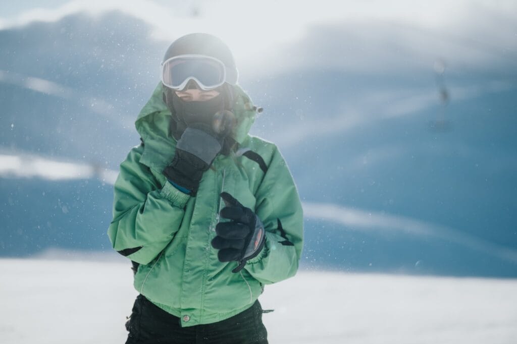 Libertatea de mișcare dată de o geacă snowboard cu design ergonomic geacă snowboard cu croială lejeră, design ergonomic și libertate de mișcare pe pârtie