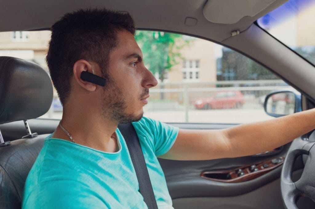 Confortul la purtare: un criteriu esențial pentru căștile bluetooth la volan șofer purtând cască bluetooth confortabilă la volan, potrivită pentru utilizare prelungită și convorbiri clare în trafic