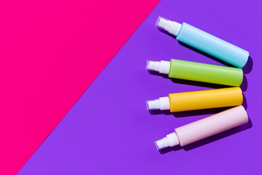 spray fixare machiaj colorat fundal vibrant integrare rutina zilnică