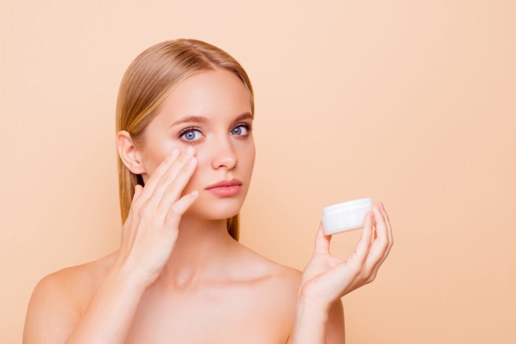 aplicare cremă pentru ochi, soluție pentru cearcăne întunecate de natură genetică sau temporară