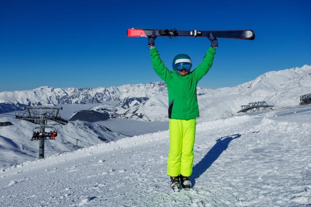 Copil cu pantaloni de schi respirabili pentru copii, confort maxim pe pârtie la munte