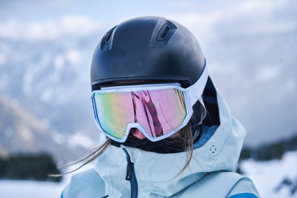 Echipament modern pentru schi: cum te ajută o cască lejeră Schioare cu cască ușoară și ochelari de protecție, pentru confort optim pe pârtie