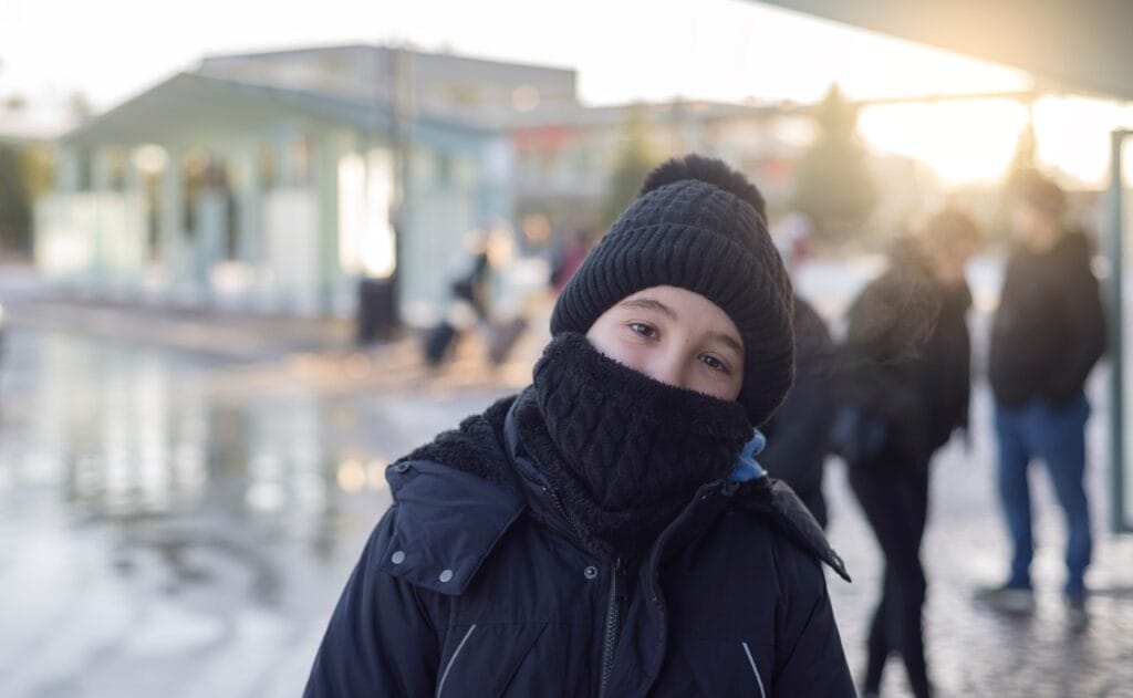 copil poartă guler anti-vânt negru, protecție optimă împotriva frigului și vântului iarna