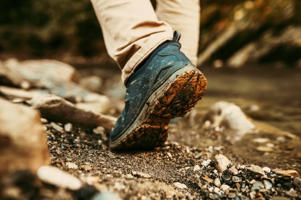 încălțăminte de munte cu talpă aderentă, materiale pentru confort și protecție pe trasee