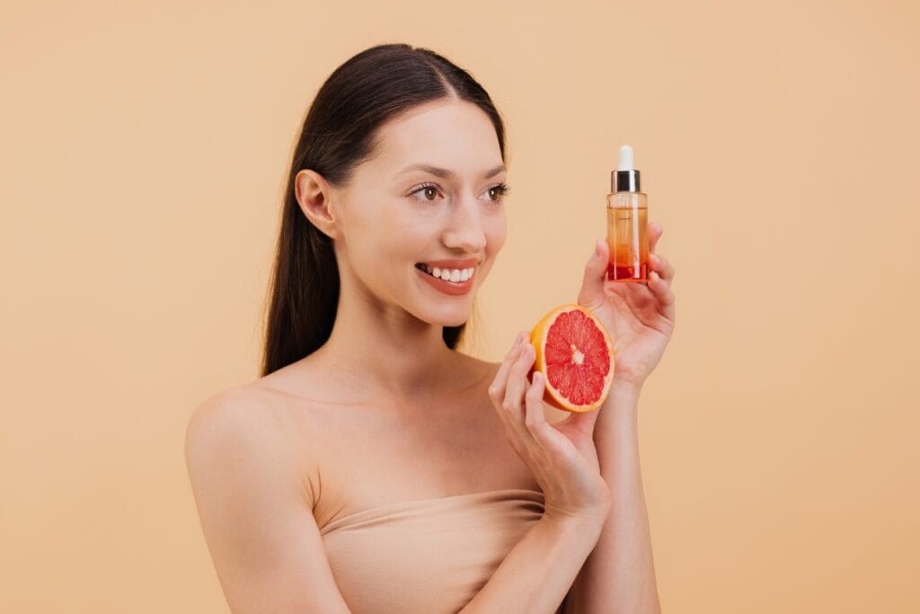 Femeie aplicând ser cu vitamina C în ordinea corectă a rutinei de îngrijire