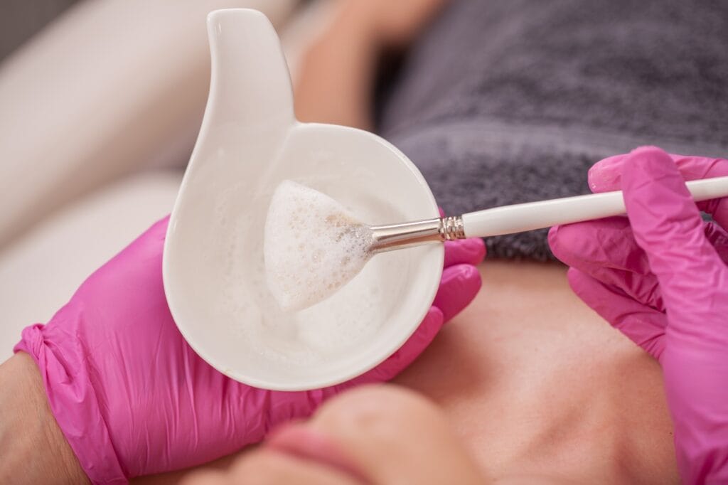 aplicare peeling enzimatic profesional pe ten sensibil la salon cosmetic