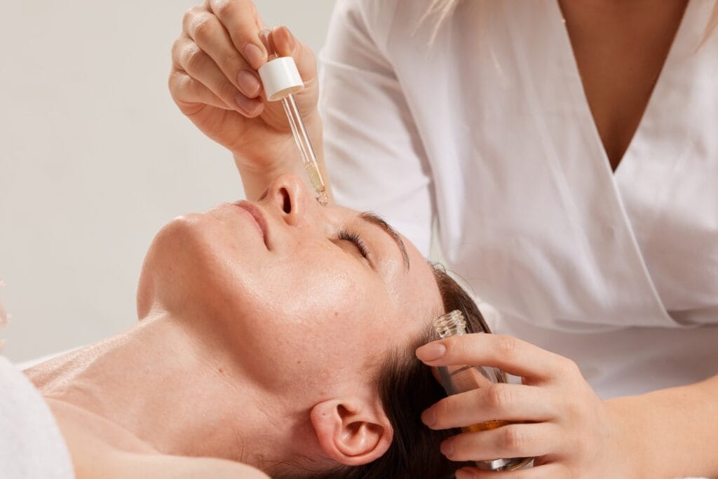 Cum să folosești corect uleiul facial în sezonul cald Ritual de îngrijire cu ulei facial pe timp de vară pentru piele sănătoasă