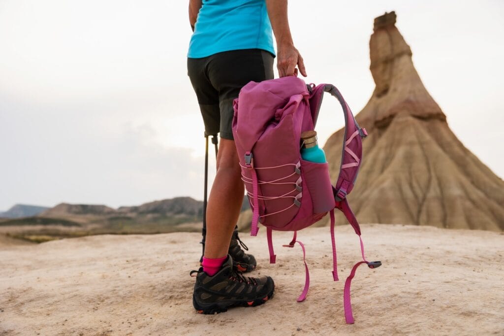 rucsac drumeție cu bretele late și spate ergonomic, confort pe trasee stâncoase