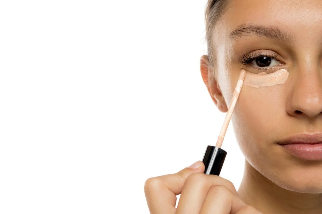 Cum aplici corectorul anticearcan pentru un efect natural Tehnica de aplicare corector anticearcan sub ochi pentru rezistență și efect natural