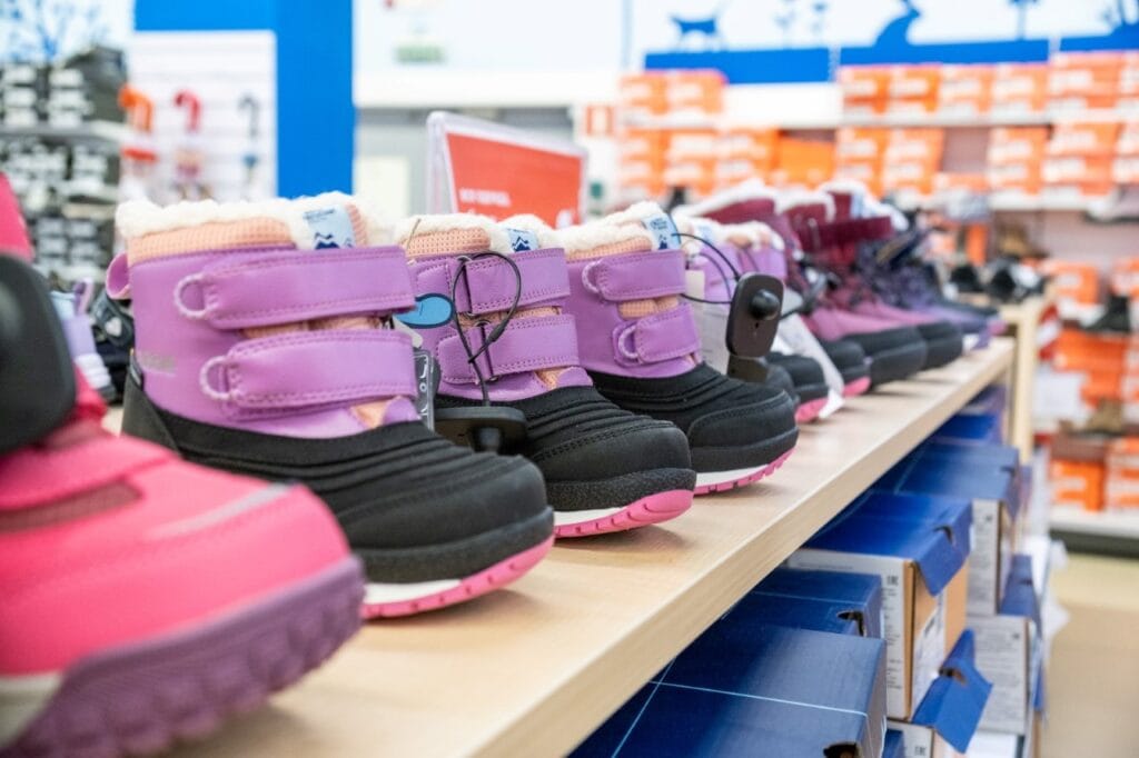 ghete de iarnă pentru copii cu sistem velcro pe raft într-un magazin de încălțăminte