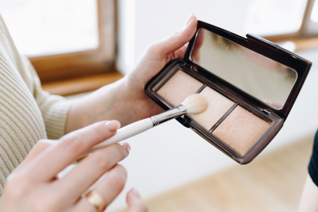 paletă iluminator pudră cu pensulă de machiaj pentru strălucire naturală pe ten