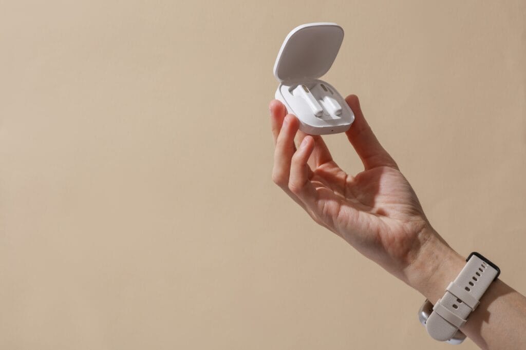 Importanța cutiei de încărcare pentru căști wireless, explicată practic Carcasă albă pentru căști wireless, portabilă și practică, ideală pentru șoferi sau utilizare zilnică.