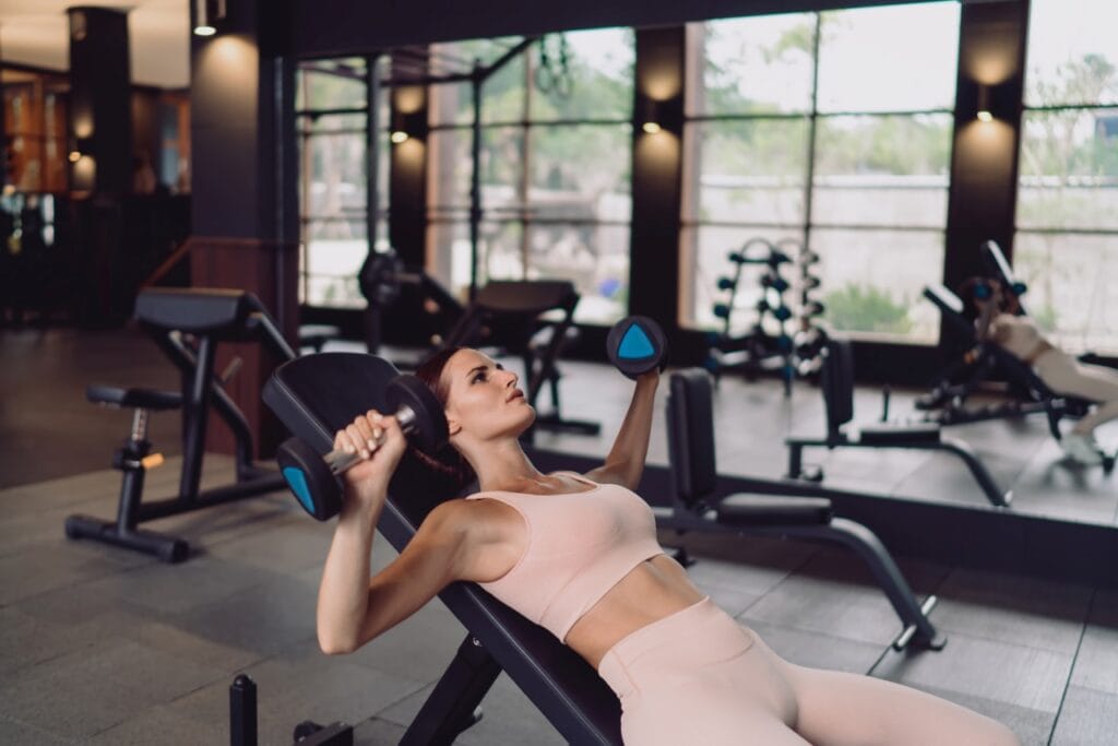 antrenament eficient pe bancă de fitness reglabilă, exerciții scurte pentru rezultate rapide