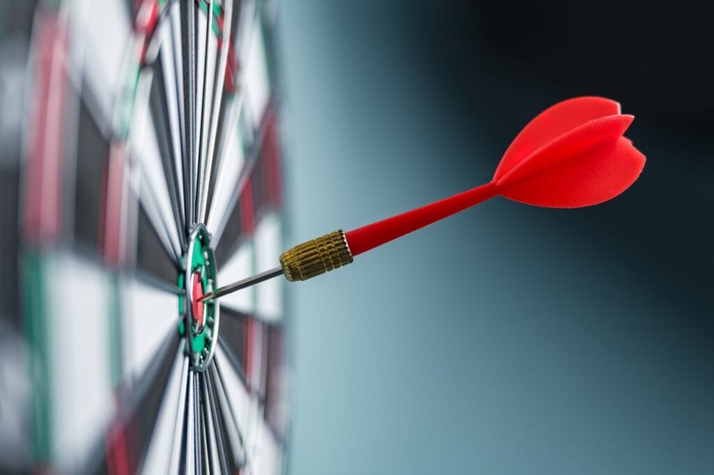 Darts-ul: sport de relaxare și concentrare în acțiune beneficiile darts-ului, săgeată în bullseye pentru concentrare și relaxare