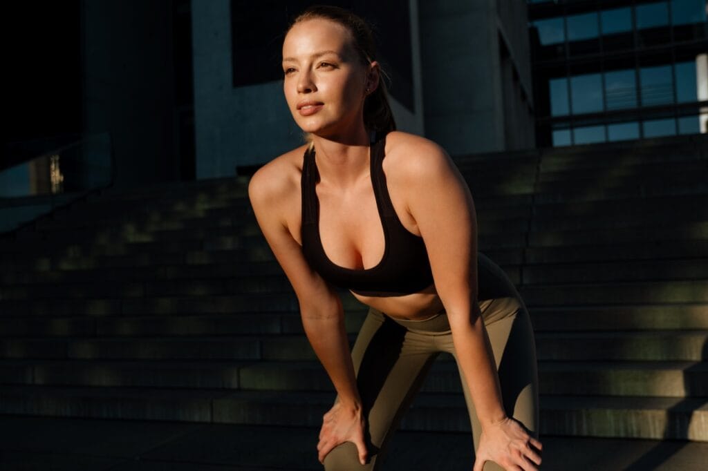 Bretelele potrivite fac diferența la confort și stabilitate femeie purtând bustieră sport cu bretele late în timpul unui antrenament
