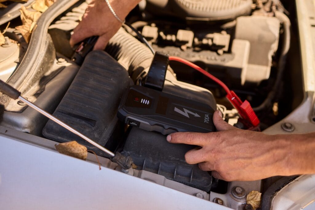 Funcțiile esențiale ale unui starter auto modern starter auto portabil cu ecran digital și protecție polaritate inversă