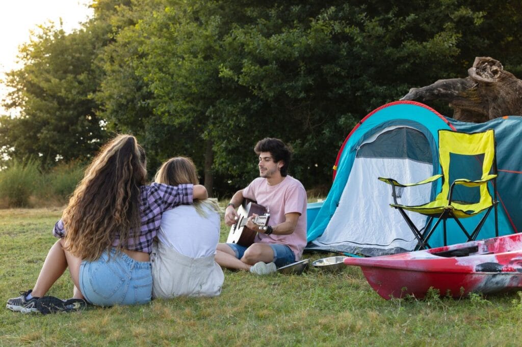 cort de 3 persoane folosit de mai mulți adulți la camping