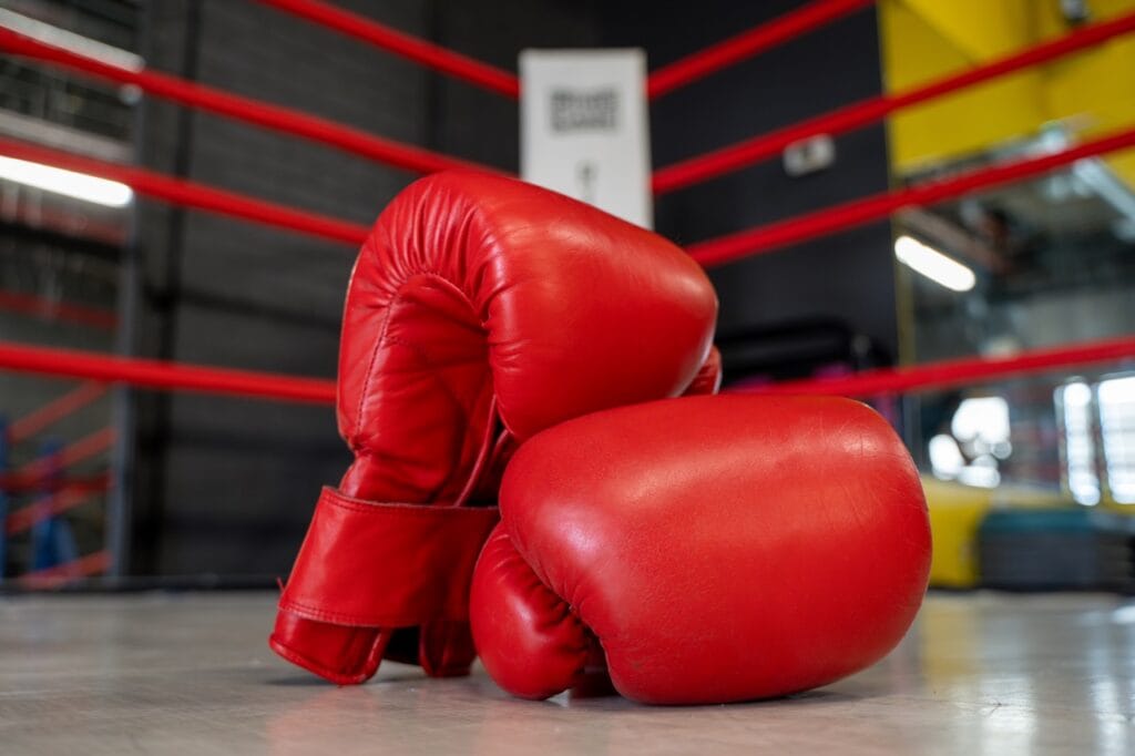 Mănuși de box după luni de antrenamente intense mănuși de box roșii așezate pe ring după antrenamente repetate
