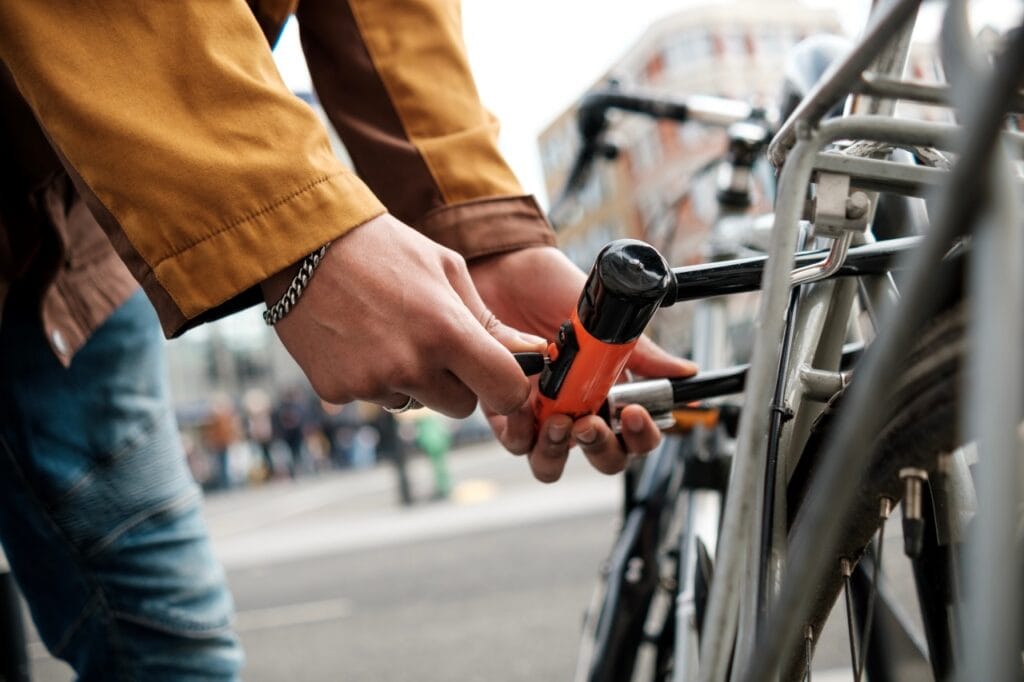 Unde greșesc cei mai mulți când își leagă bicicleta bicicleta legata cu antifurt cu spatiu liber, exemplu de vulnerabilitate la furt