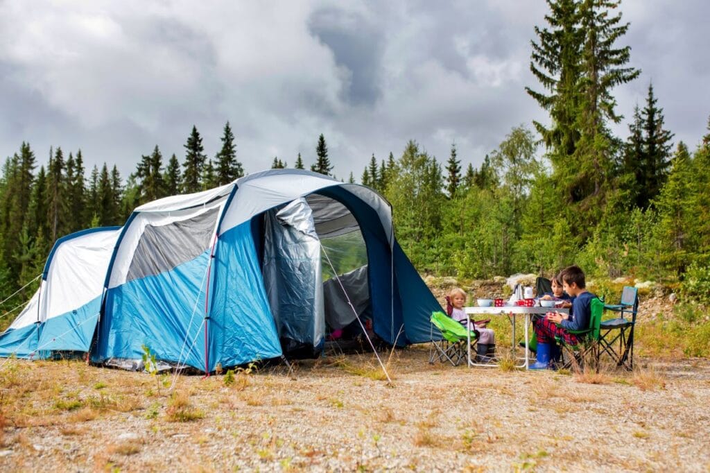 Cort spațios pentru familie, ideal pentru camping cu copii Cort de camping pentru familie cu copii mici, spațios și stabil, amplasat într-o zonă naturală
