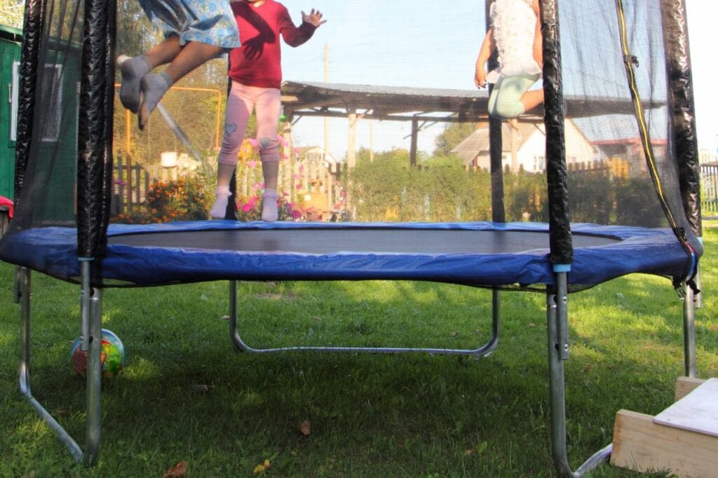 Întreținerea corectă a pânzei la trambulina pentru grădină verificare pânză trambulină copii, întreținere și soluții pentru rupturi