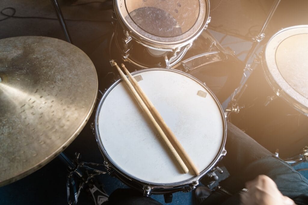 tobă mică și tom-uri dintr-un set de tobe acustice într-o cameră de repetiții