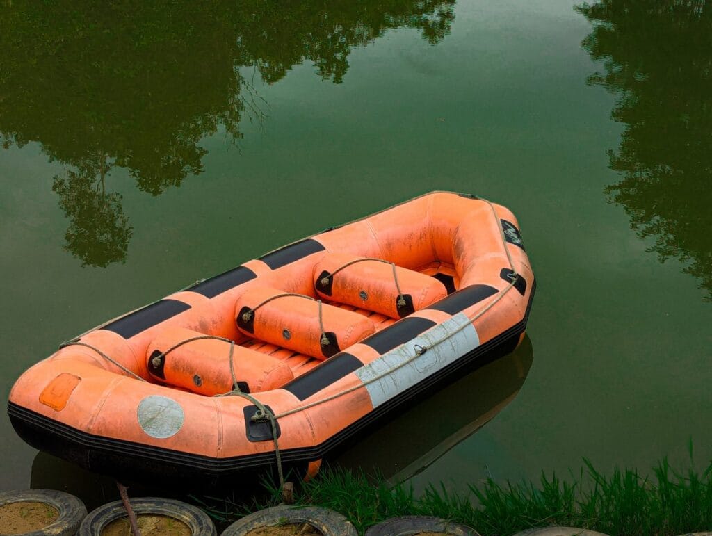 Exemplu de barcă gonflabilă pentru agrement și rafting barcă gonflabilă pentru rafting ancorată la mal pe lac liniștit