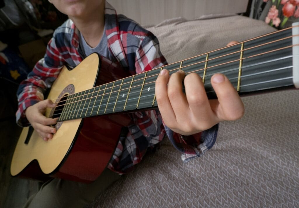 cum influențează forma corpului chitarei confortul la cântat pentru începători
