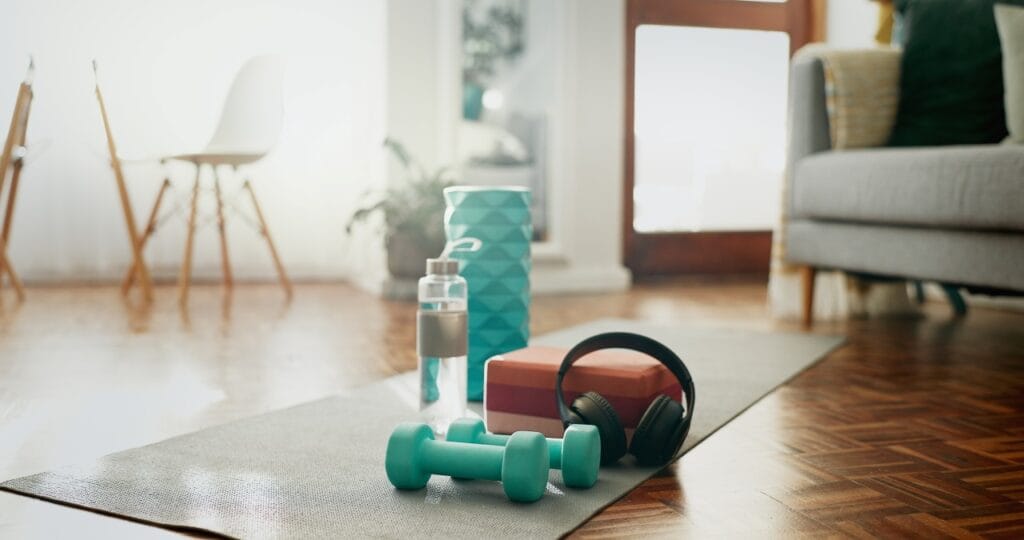 gantere pentru acasă pe saltea, organizare spațiu fitness în sufragerie