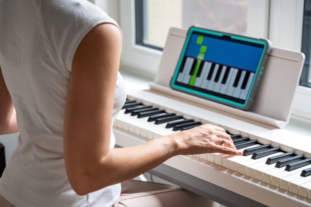 lecție de pian digital acasă cu tabletă și aplicație interactivă pentru învățare rapidă