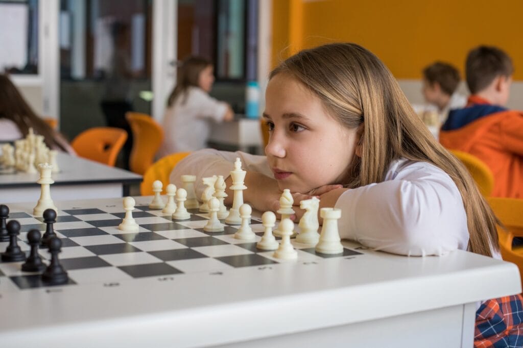 copii jucand sah in scoala ca activitate educationala