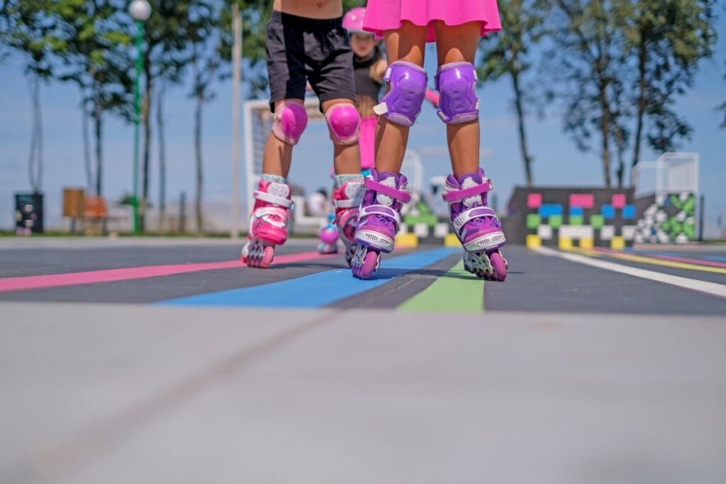 protecții role pentru copii, importanța cascăi și genunchierelor în prevenirea accidentărilor la mersul pe role