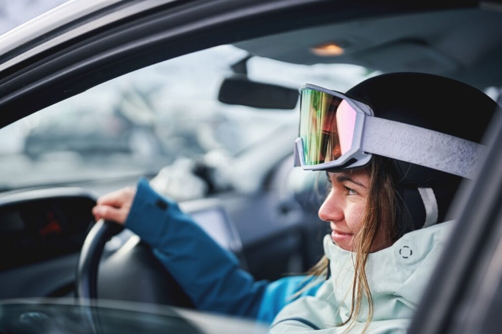 Lentile polarizate la schi: cum arată în condiții reale ochelari de schi purtați înainte de a ieși pe pârtie, lentilă reflectivă utilizată pentru a reduce reflexiile luminoase