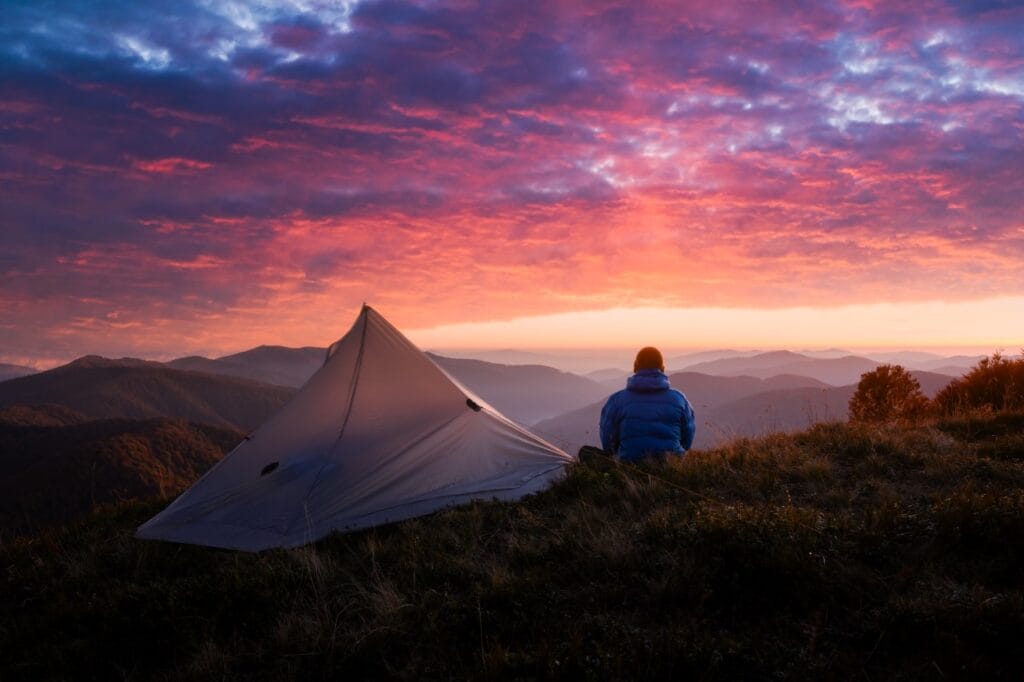 Camping în munți la apus: cortul și provocarea vremii imprevizibile apus cu cort pe munte rezistență la apă impermeabilitate reală camping outdoor