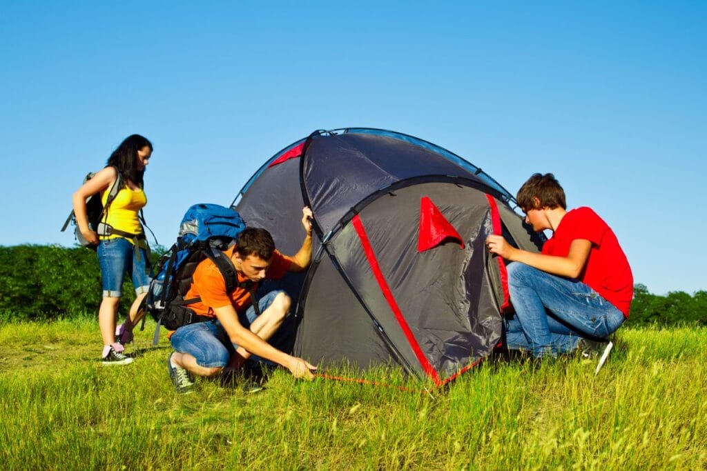 cort de camping montat manual pentru stabilitate