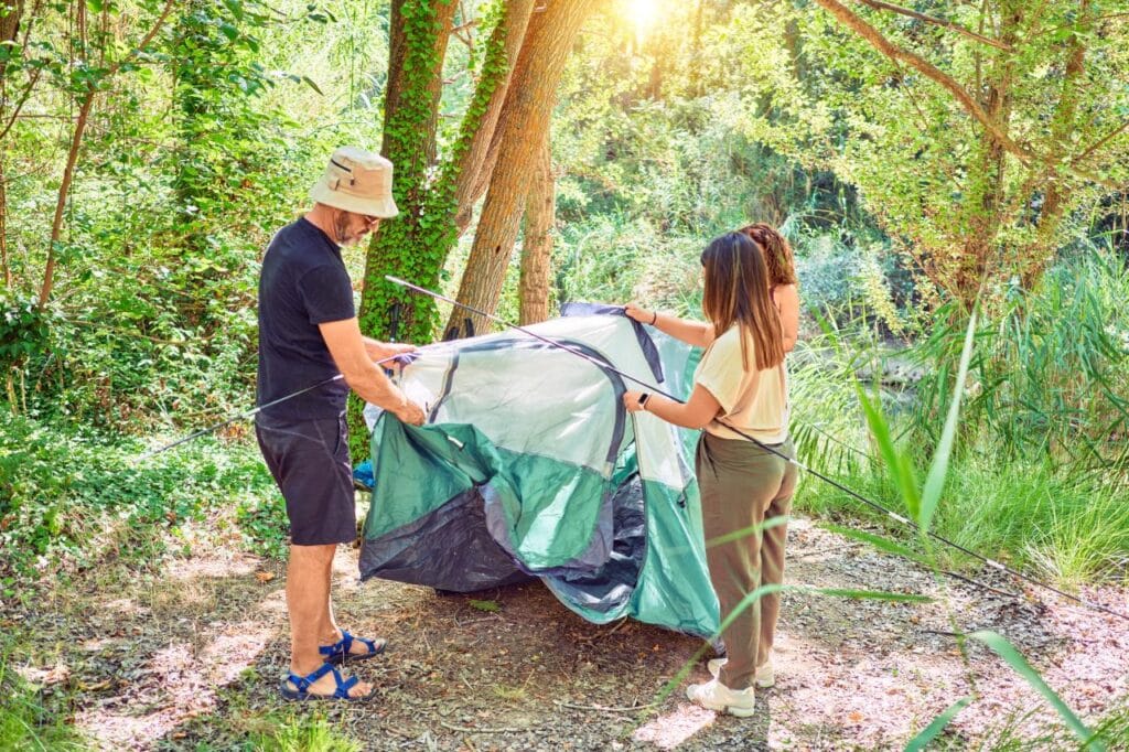 Diferența reală dintre montarea rapidă și montarea clasică a cortului Montare cort de camping pentru 2 persoane, sistem clasic