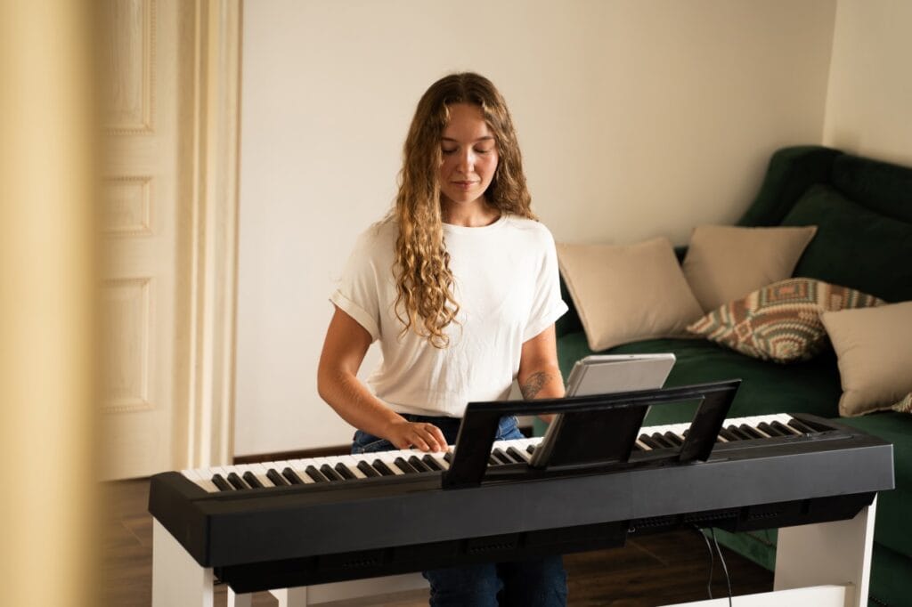 pian digital poziționat în sufragerie modernă, soluție ideală pentru apartamente