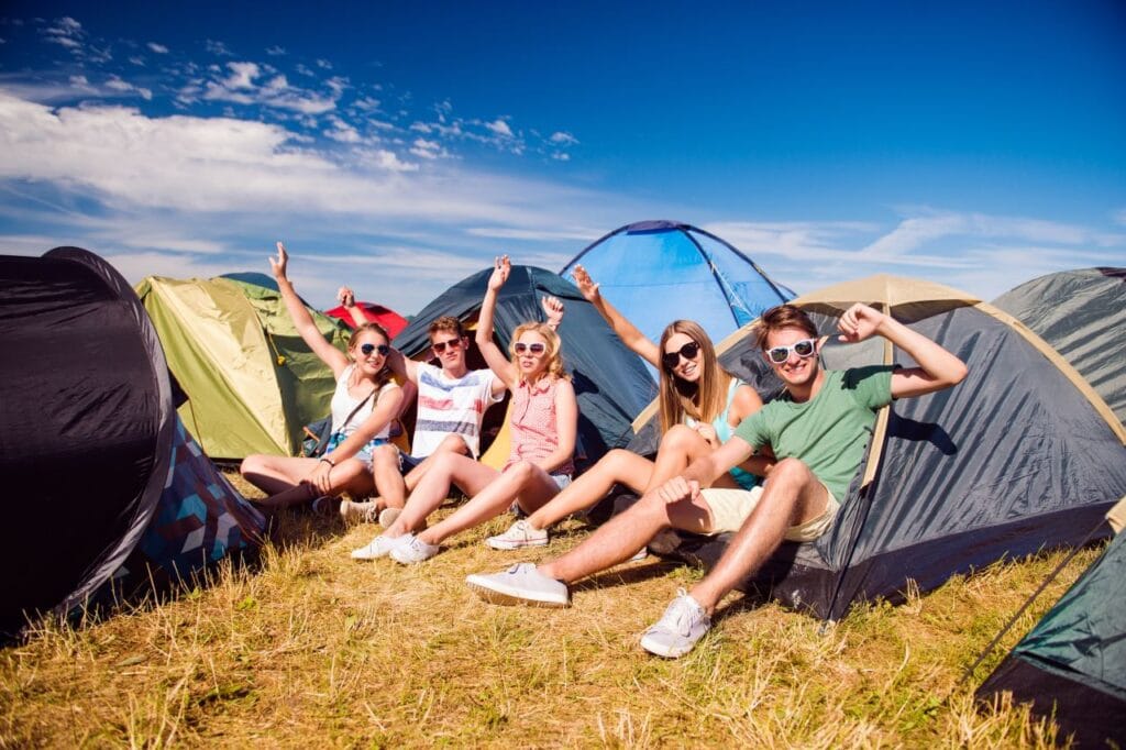 podeaua cortului la festival, corturi de camping montate pe iarbă și pământ bătătorit