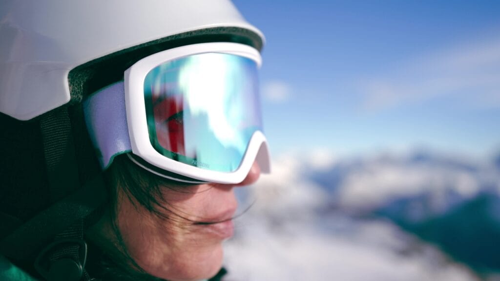 Vizibilitate sigură datorită ochelarilor de schi cu protecție UV prim-plan cu ochelari de schi cu protecție UV utilizați la altitudine, ideal pentru articole despre sănătatea ochilor pe pârtie