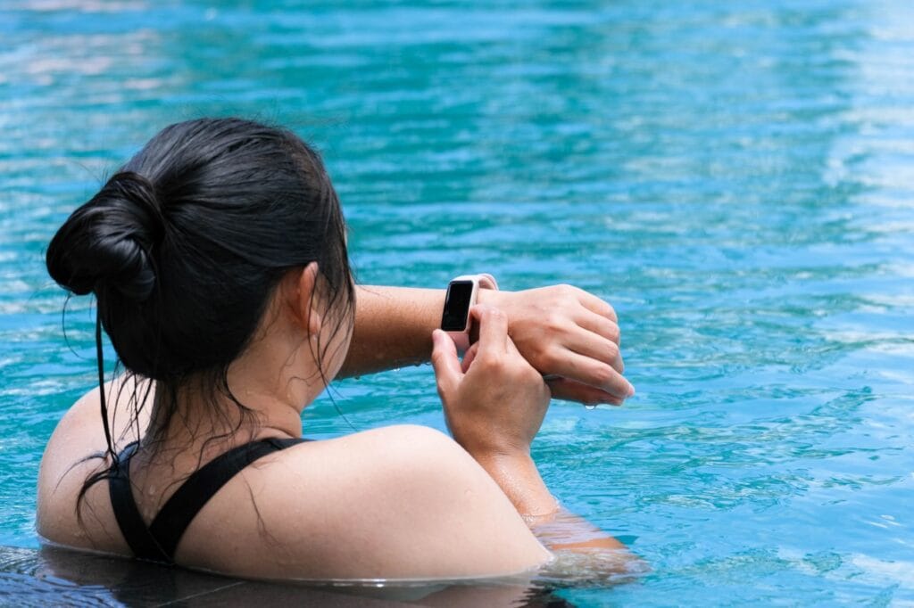 Ceas smart testat la apă: contează certificarea ATM și IP femeie folosind ceas smartwatch rezistent la apă în piscină, testare rating ATM IP