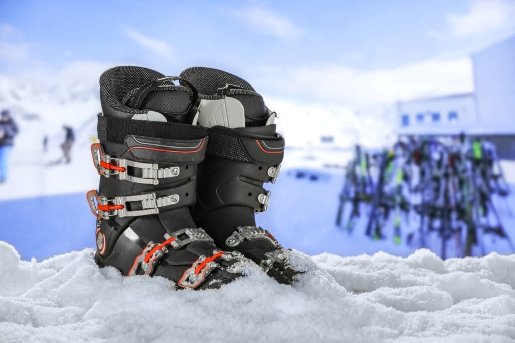 Clăpari de ski moderni cu sisteme avansate de închidere și materiale ultraușoare, tehnologie GripWalk pentru aderență și confort