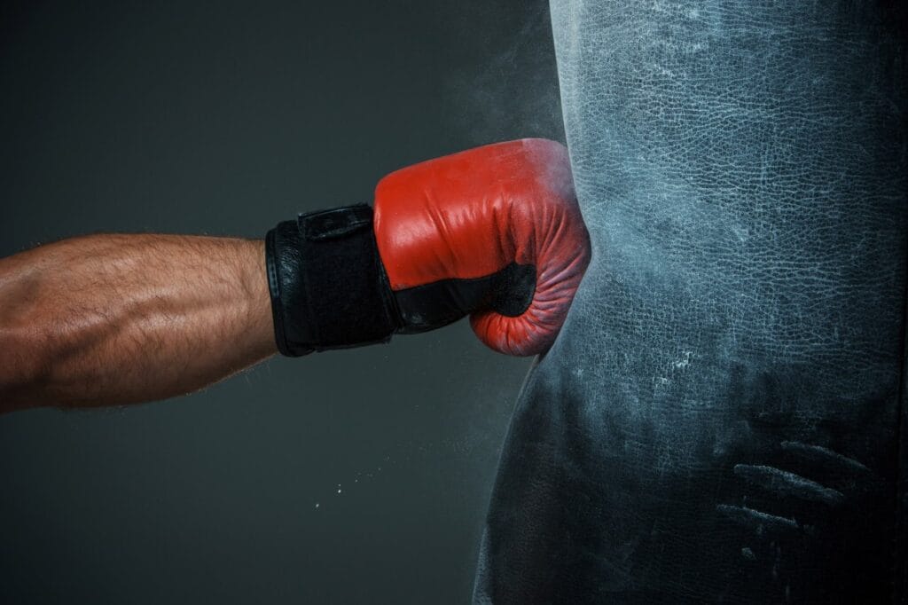 Ventilația mănușilor de box contează mai mult decât crezi mănușă de box lovind sacul în timpul unui antrenament intens